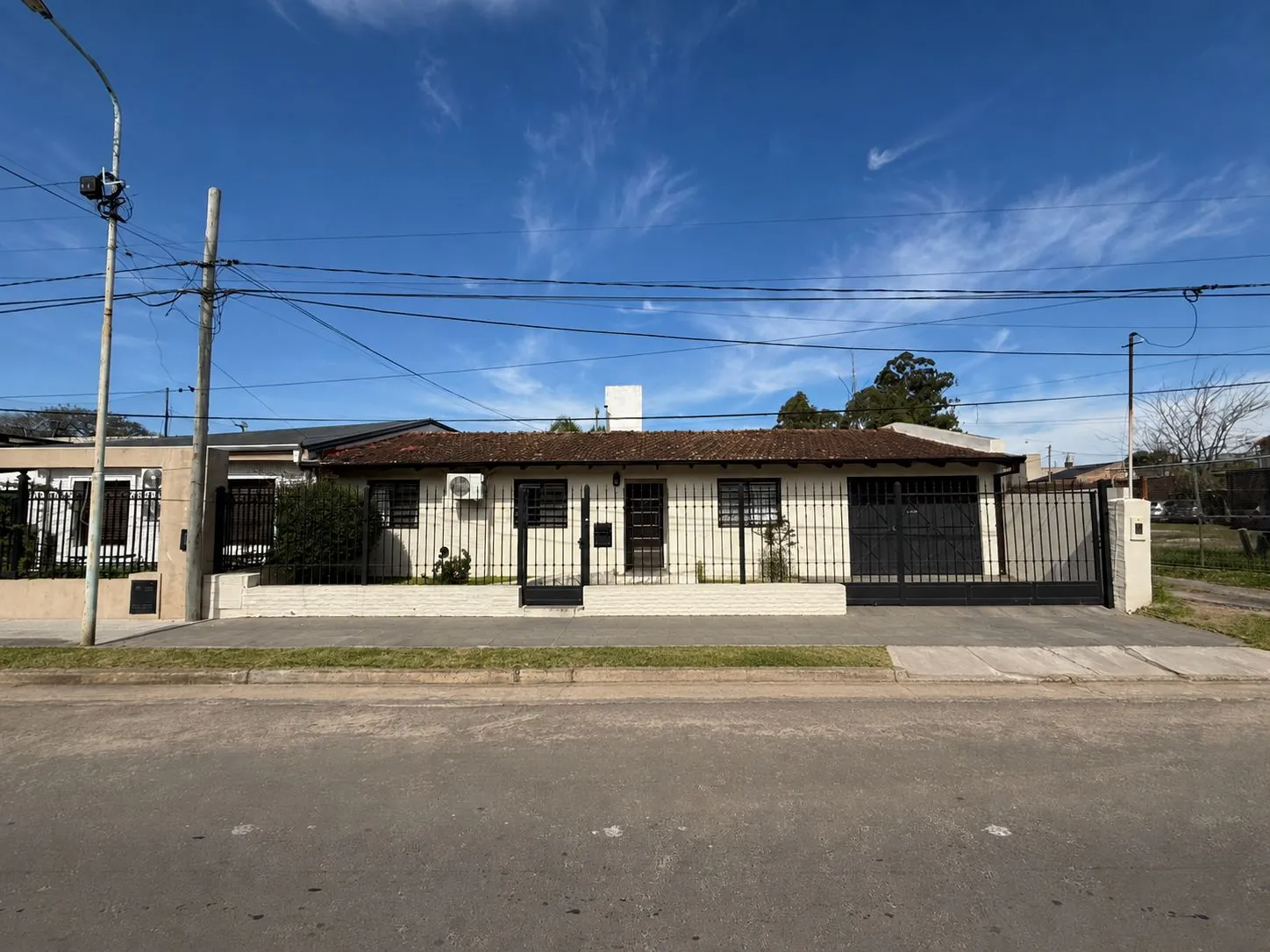 Frente sobre calle asfaltada, con portón para el garage de dos vehículos