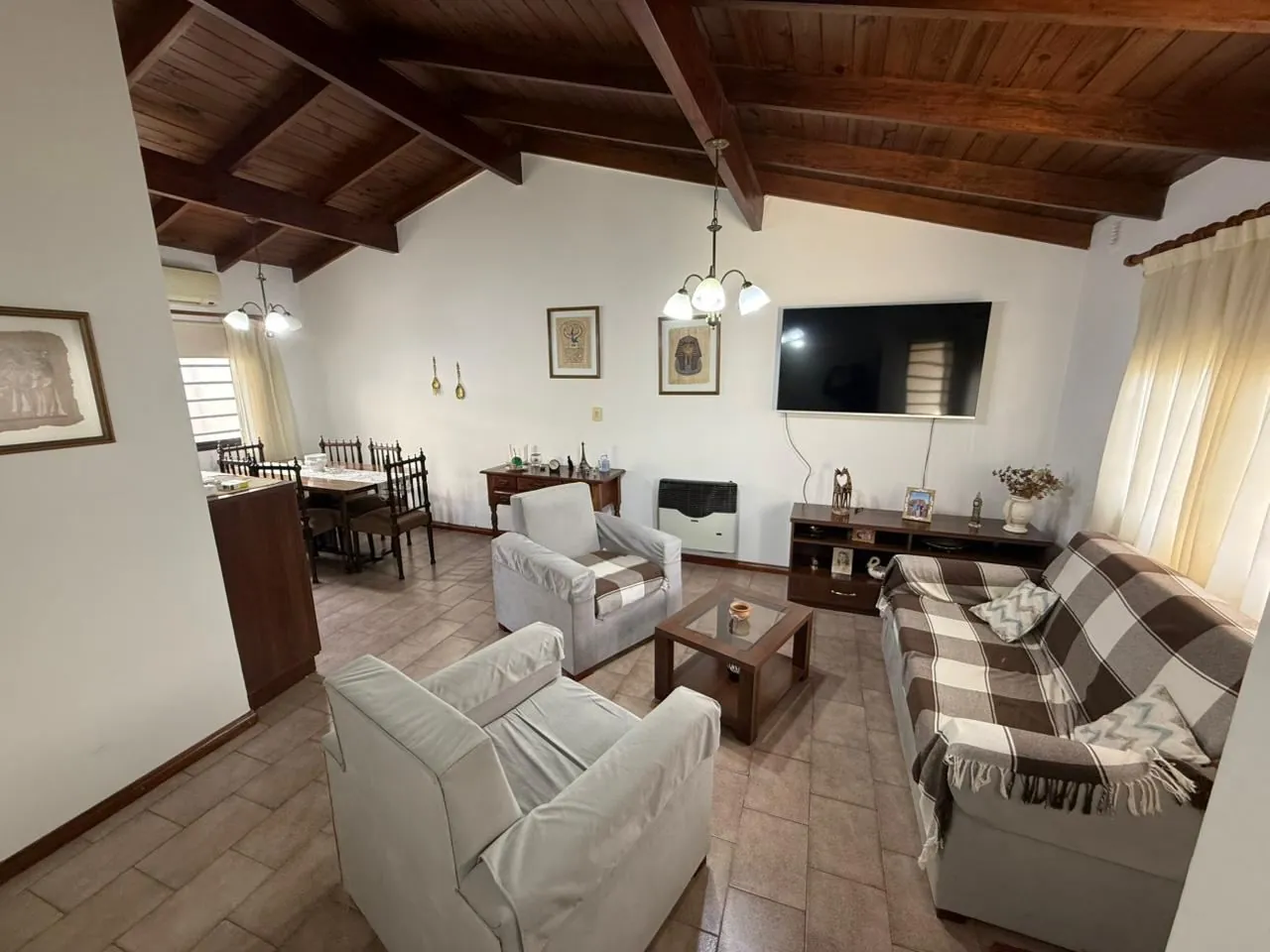 Living comedor de ingreso, con techos de madera a dos aguas