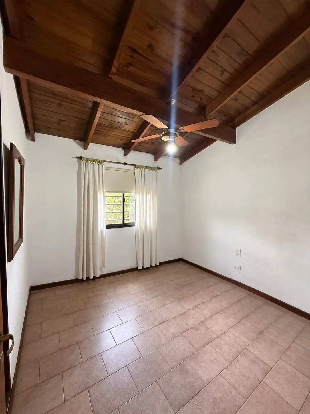 Otra vista del tercer dormitorio, con los techos de madera a la vista