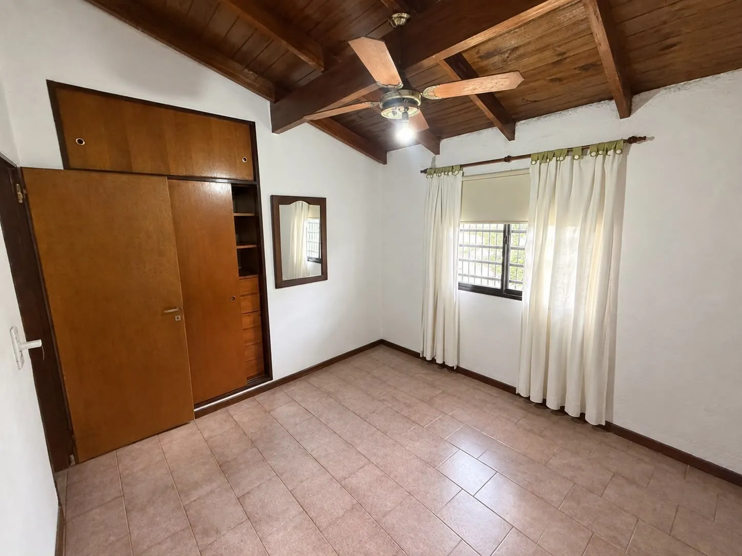 Tercer dormitorio, con placard de pared a pared y ventilador de techo