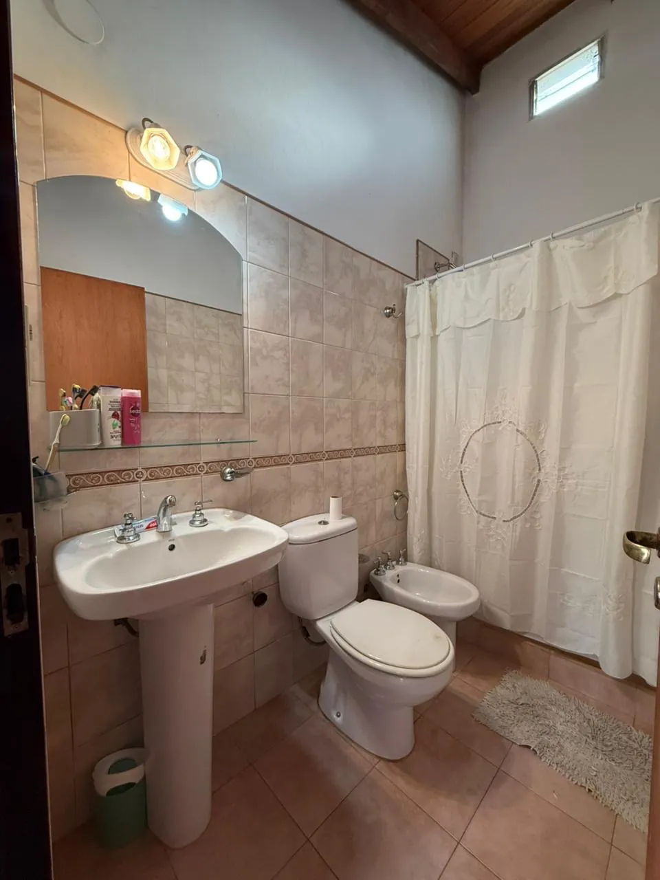 Baño completo con bañera, bidet y espejo de pared