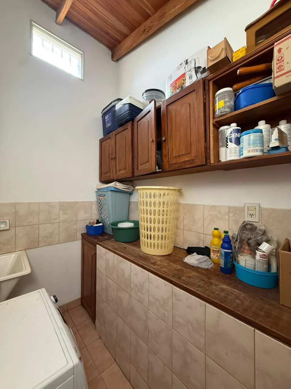 Mesada larga, pileta y alacenas para guardado