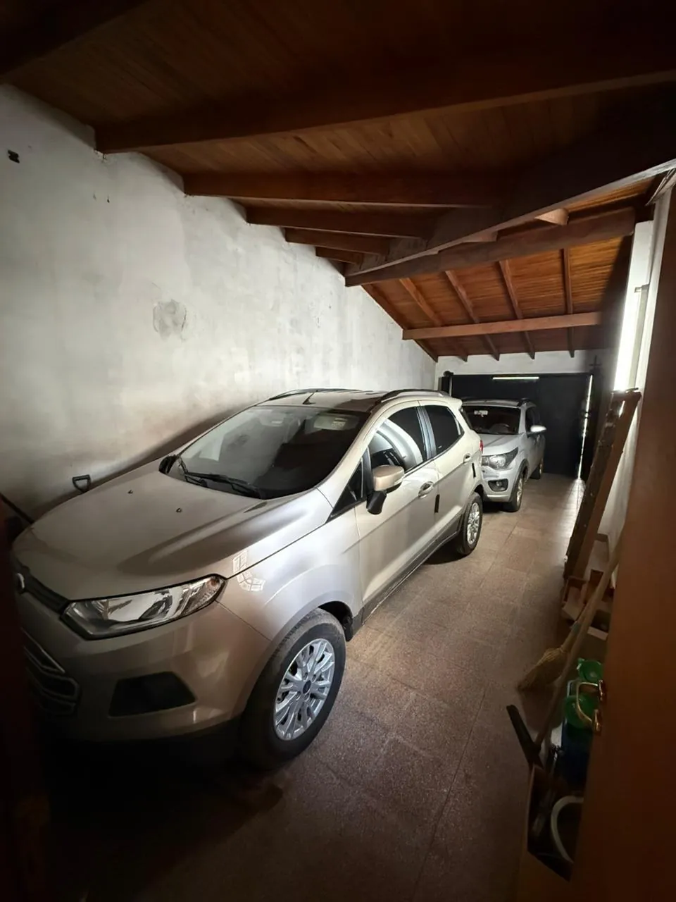 Garage cubierto, con lugar real para dos vehículos