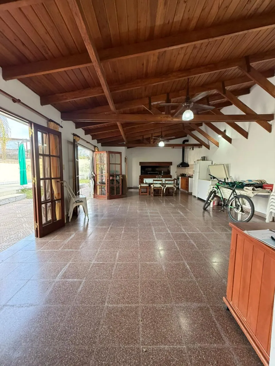 Vista hacia la parrilla y el comedor del quincho