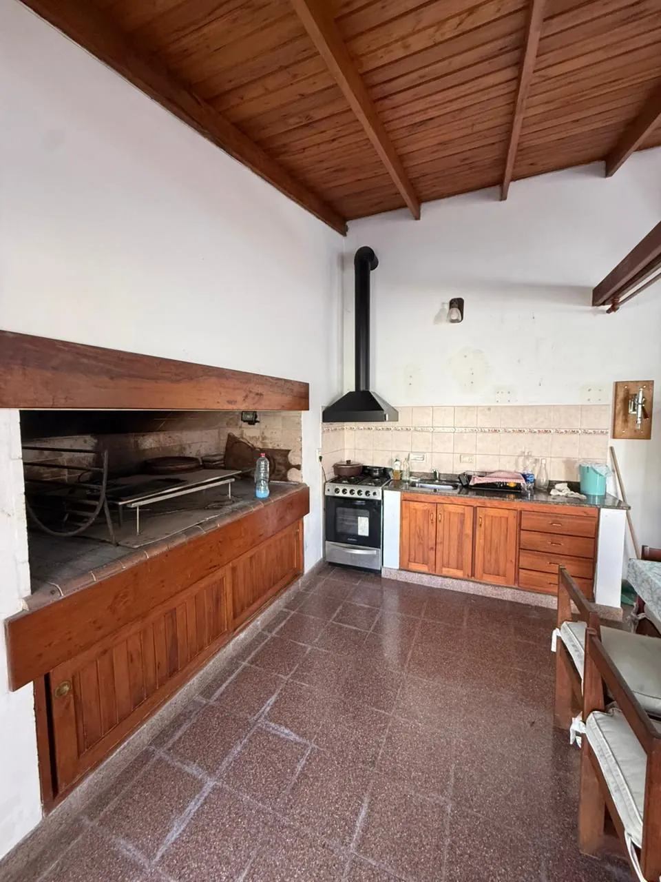 Parrilla de obra con mesada, bajo mesada y cocina propia