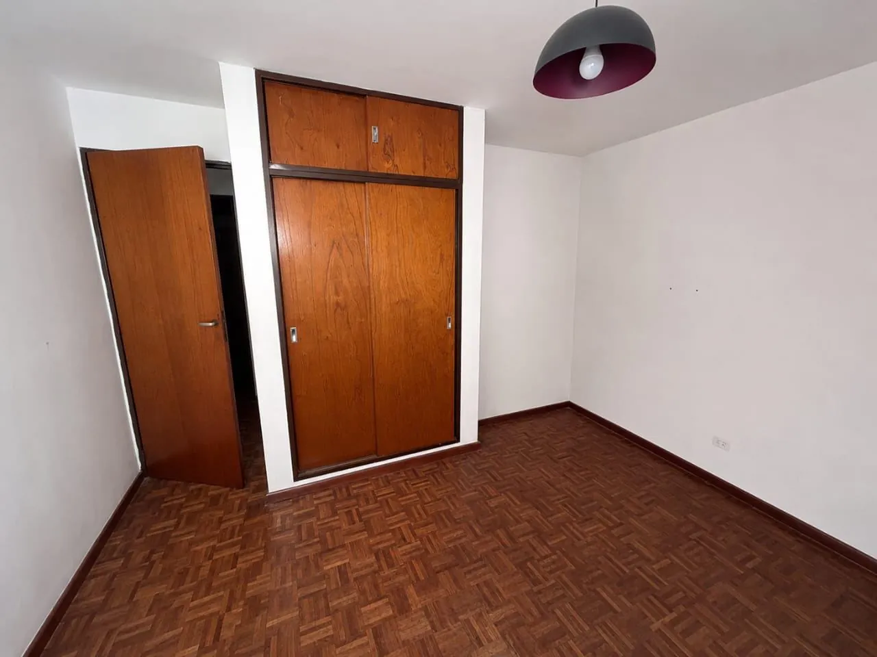 Dormitorio con placard y acceso al pasillo interno